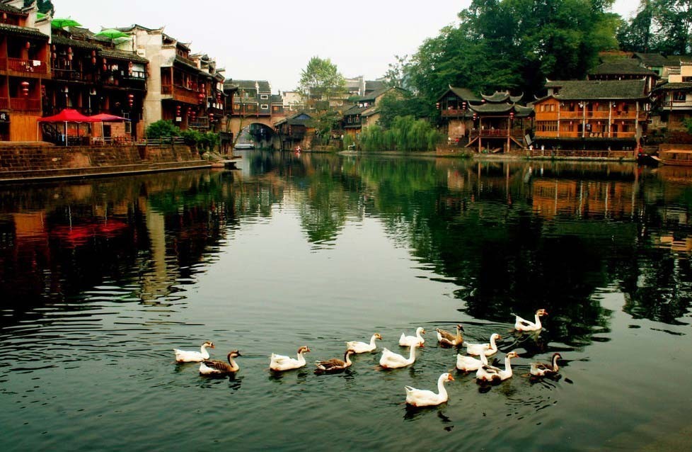 張家界、鳳凰古城被外媒評(píng)為中國(guó)最美的20個(gè)景點(diǎn)之一
