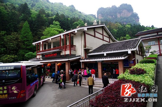 黃石寨索道運力充足 對景區(qū)排長隊說“不”